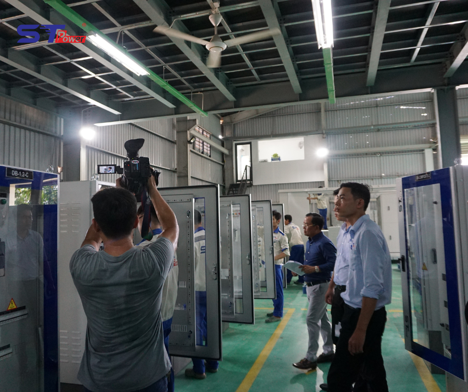 Đoàn VTV tham quan, quay phim nhà máy