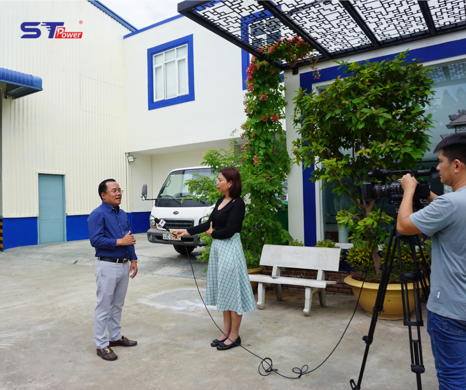 Tổng Giám Đốc trả lời phỏng vấn từ đoàn phim VTV